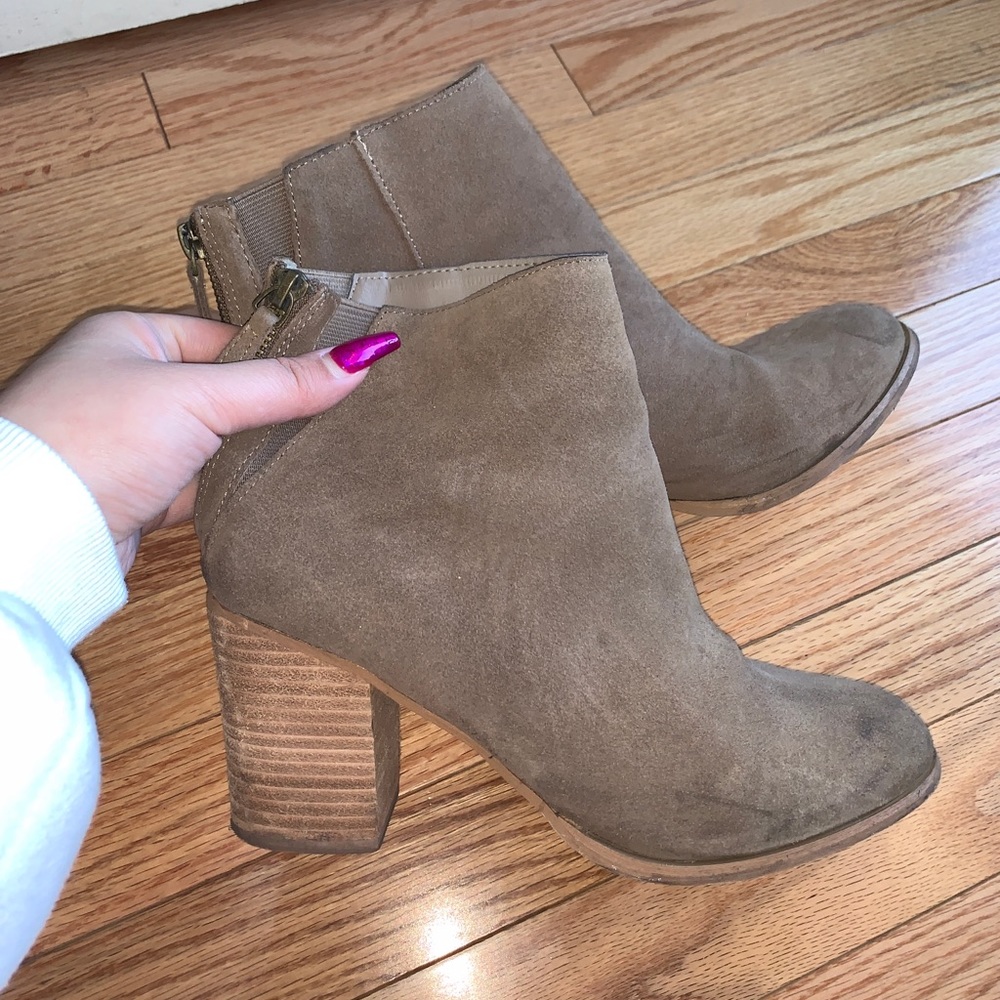 SUEDE WOODEN BLOCK HEEL BOOTIES